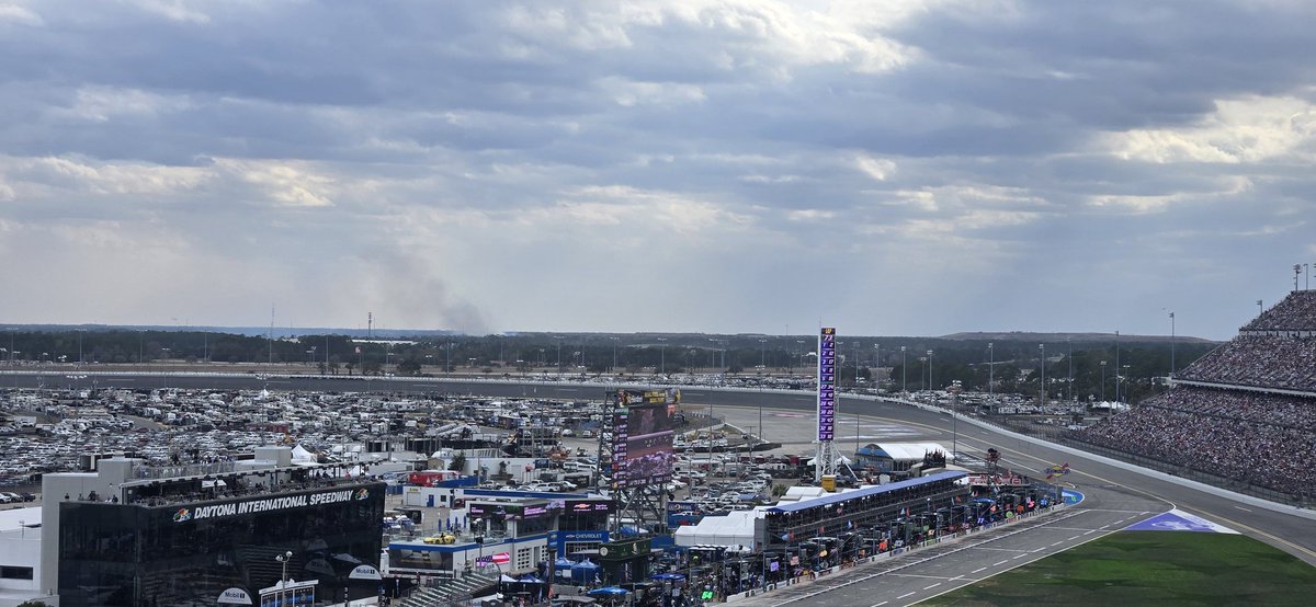 TBLwx803's tweet image. The #wildfire behind Turn 1/2 @DAYTONA continues and what appears to be aerial water drops from a helicopter taking place. Does not look to be overly big at this time. Rain coming in a few hours should knock it out. #daytona500 @NWSMelbourne @ChrisJacksonSC @spann @jeff_gluck