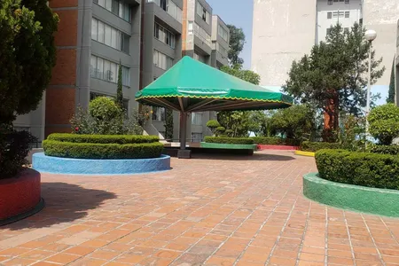 BigBaldito's tweet photo. Av. Eugenia

La gran mayoría de los habitantes de la CDMX ubica el Eje 5 Sur, la Av. Eugenia y la estación de metro con ese nombre.   Pero ¿Quién fue Eugenia?  ¿de dónde salió ese nombre?

El Eje 5 Sur, conocido como Avenida Eugenia (o simplemente Eugenia), en la Ciudad de México debe su nombre a una propiedad histórica del sur de la ciudad a principios del siglo XX.  Desde el Eje Central, Lázaro Cárdenas, hasta Av. Insurgentes en sentido de oriente a poniente, cruzando la colonia Narvarte y Del Valle.

El origen está en la "Quinta Eugenia", una casa de campo o quinta (una especie de hacienda pequeña o finca de descanso rural) ubicada en lo que hoy es la zona del cruce entre Eje 5 Sur (Eugenia) y Eje 3 Poniente (Coyoacán), en colonias como Narvarte o Del Valle.

Esta quinta pertenecía a Eugenia Ojeda de Castelló (o Eugenia Ojeda), nacida en Cuba (hija de Isidoro Ojeda y Elena Cremadells), nacionalizada mexicana,  dedicada a labores filantrópicas y altruistas en beneficio de los vecinos de la zona.   Era la esposa de José Castelló (o José C. Castelló), un importante banquero que fue presidente del Banco de México o relacionado con instituciones financieras como “José C. Castelló e hijos”.

Entre 1920 y 1924, cuando se formalizó la nomenclatura de las calles en esa área rural que empezaba a urbanizarse, la avenida que pasaba frente a la quinta recibió el nombre de Eugenia en honor a ella. Algunas versiones destacan que fue por el amor que su esposo le profesaba, y él mismo solicitó o impulsó el nombre para la calle.

La quinta desapareció con el crecimiento urbano dando pie a un conjunto habitacional "Quinta Eugenia", pero el nombre de la calle se mantuvo. Más tarde, cuando se creó el sistema de Ejes Viales en los años 70, esa avenida se integró como Eje 5 Sur Eugenia, conservando su denominación histórica.

Por eso también la estación del Metro Eugenia (Línea 3) lleva ese nombre, y su ícono es una cigüeña, porque “Eugenia” significa “la bien nacida” (del griego eu = bien + genia = origen/nacimiento), y la cigüeña simboliza los nacimientos en la tradición popular. Además, es la única estación del Metro que honra el nombre de una mujer mexicana.

En resumen, no es por una figura famosa o histórica nacional como presidentas o heroínas, sino por una vecina local y su propiedad, lo que explica por qué se conserva el nombre hasta hoy en una de las vialidades más importantes del sur de la CDMX.

Desafortunadamente no hay una foto, o imagen pública disponible de Eugenia Ojeda para saber cómo era ella.

#CDMX #CallesDeMéxico @En_laDelValle