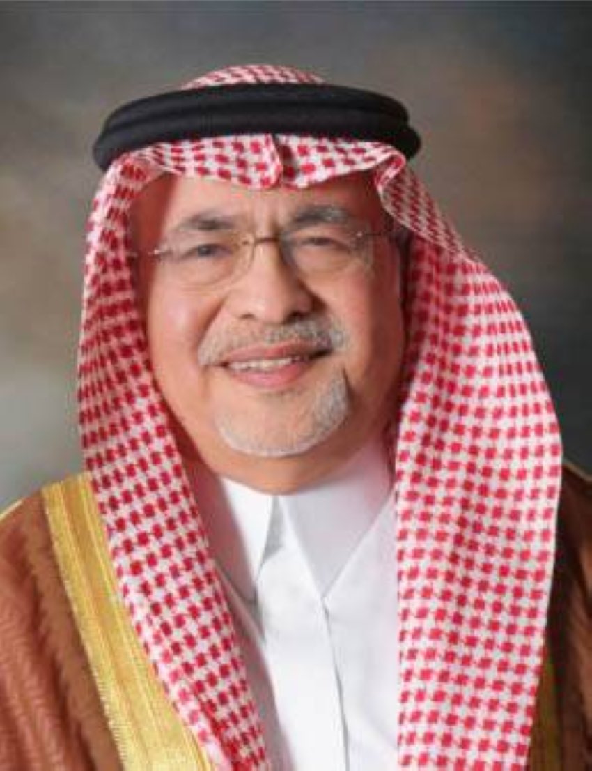 #فضلاء_عرفتهم
🌻 هذا المسؤول ذهب وأبقى الأثر
تولى #وزارة_الإعلام <a href="/media_ksa/">وزارة الإعلام</a> وغادرها وخلف ذكرا جميلا  عابقا 
د #عبد_العزيز_خوجة
🍃رغم السنوات المحدودة التي بقي فيها بالوزاره فقد حفلت بمنجزات كبيرة متميزة منها 👇🏻  
🍃خمس قنوات تاجها
 قناتا القرآن والسنة ومعها الاقتصادية  والأطفال