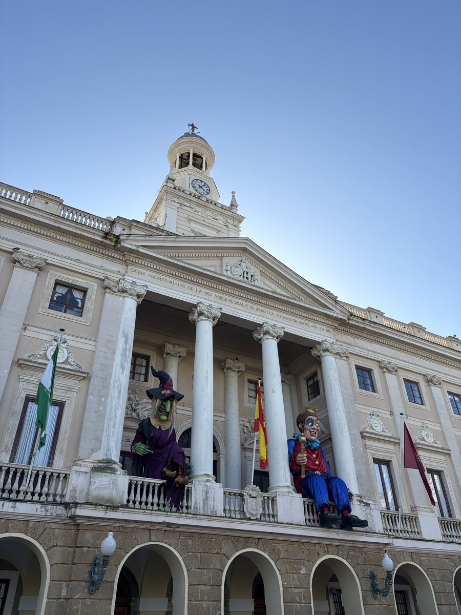 El Carnaval de Cádiz es algo muy serio.
Si lo comprendes, bienvenido y disfruta. 
Si no lo comprendes, bienvenido y aprende.
Si no quieres comprenderlo, vete por donde has venido.
