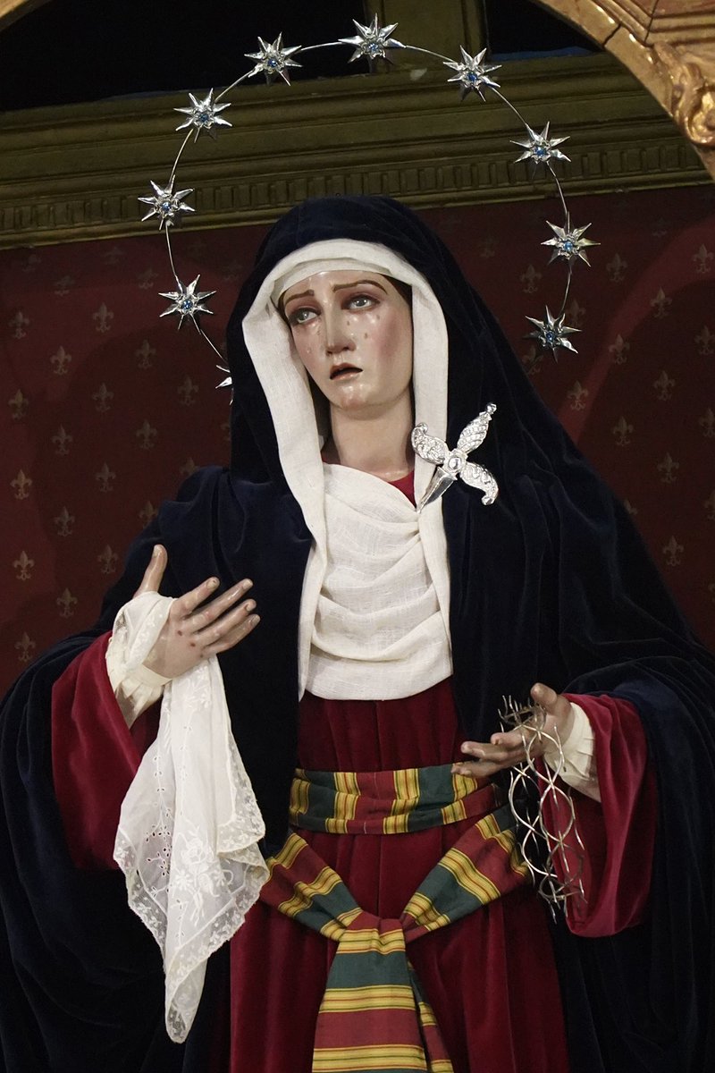 HdaddelSilencio's tweet photo. CUARESMA 2026

Cercanos ya a una nueva Cuaresma, nuestros Sagrados Titulares se presentan vestidos para este tiempo de preparación y conversión que finalizará con la Semana Santa. 

El Señor porta túnica de terciopelo morado, corona de espinas de madera y cordón dorado. https://t.co/wq79mKDbBZ