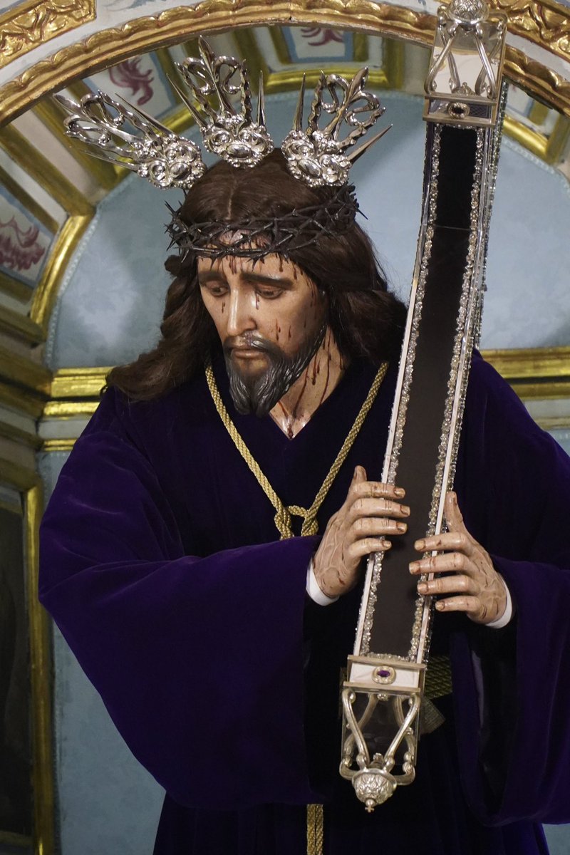 HdaddelSilencio's tweet photo. CUARESMA 2026

Cercanos ya a una nueva Cuaresma, nuestros Sagrados Titulares se presentan vestidos para este tiempo de preparación y conversión que finalizará con la Semana Santa. 

El Señor porta túnica de terciopelo morado, corona de espinas de madera y cordón dorado. https://t.co/wq79mKDbBZ