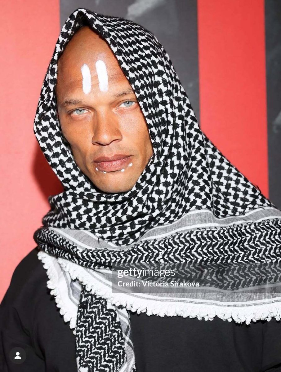 OunkaOnX's tweet photo. ⚡JUST IN - JEREMY MEEKS attends the High Risk FW26 Runway Show at Two Rodeo Drive wearing Palestinianan keffiyeh https://t.co/L33vOSnG51