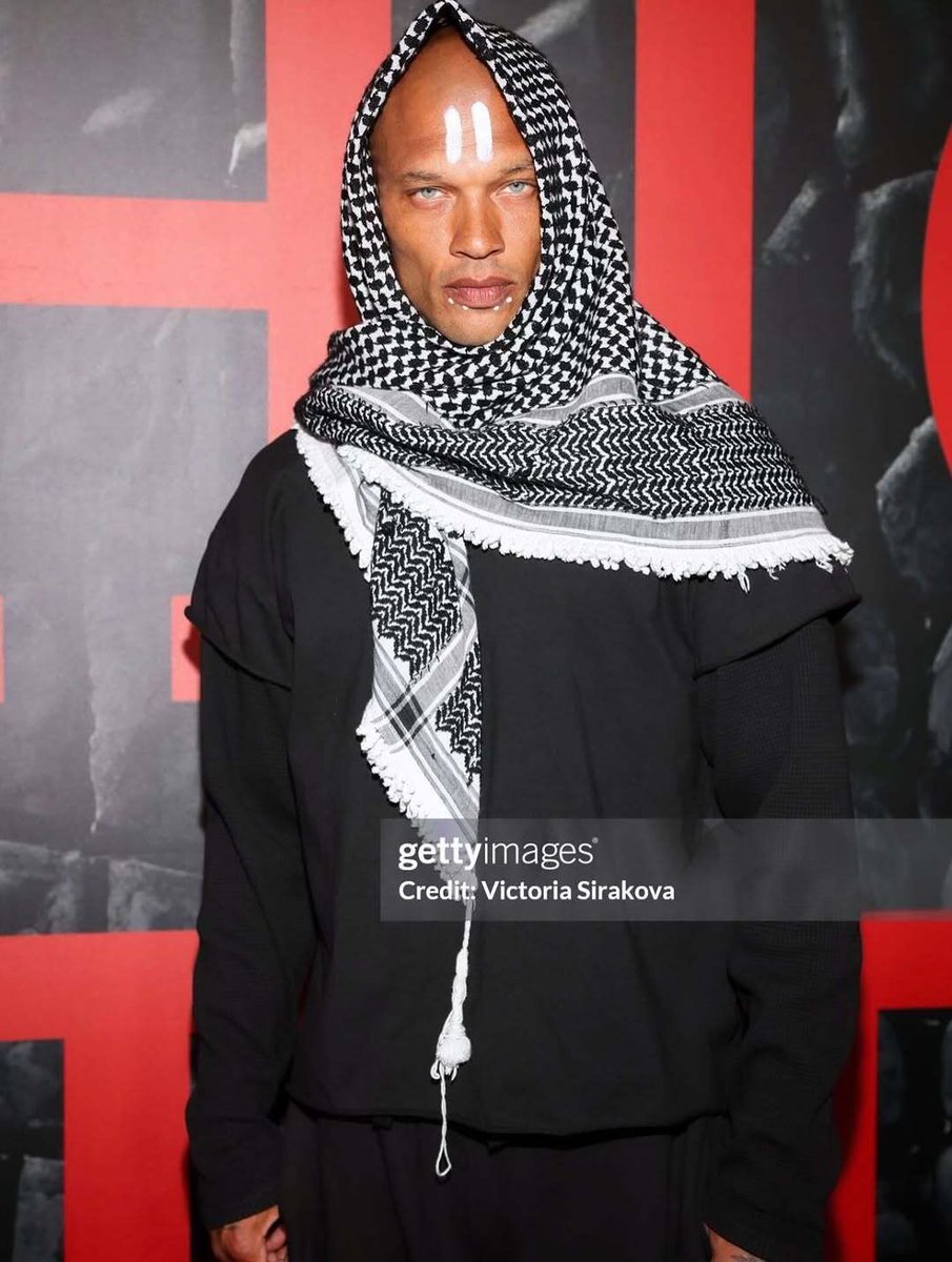 OunkaOnX's tweet photo. ⚡JUST IN - JEREMY MEEKS attends the High Risk FW26 Runway Show at Two Rodeo Drive wearing Palestinianan keffiyeh https://t.co/L33vOSnG51