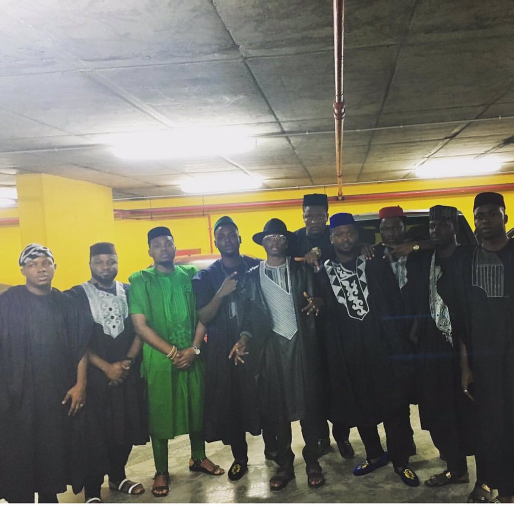 SnehQueenBee's tweet photo. They wore agbada for v!olence (Headies 2016)😂🐐 https://t.co/gt6sLgGpls