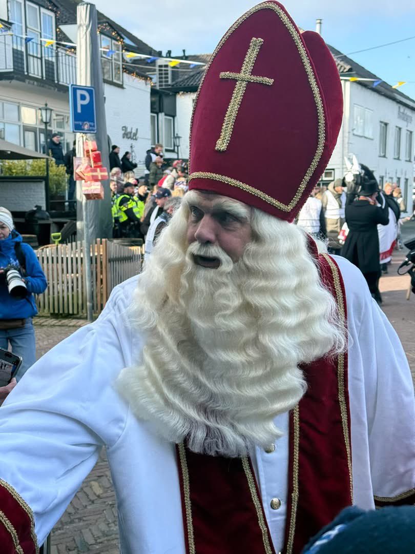 Fokeltje's tweet photo. Sint Piter is weer in Grou! 
Een feest voor oud en jong
Natuurlijk met zijn maat Aldemar 
Hij rijdt op een Fries paard. https://t.co/GybZhPD6Q1