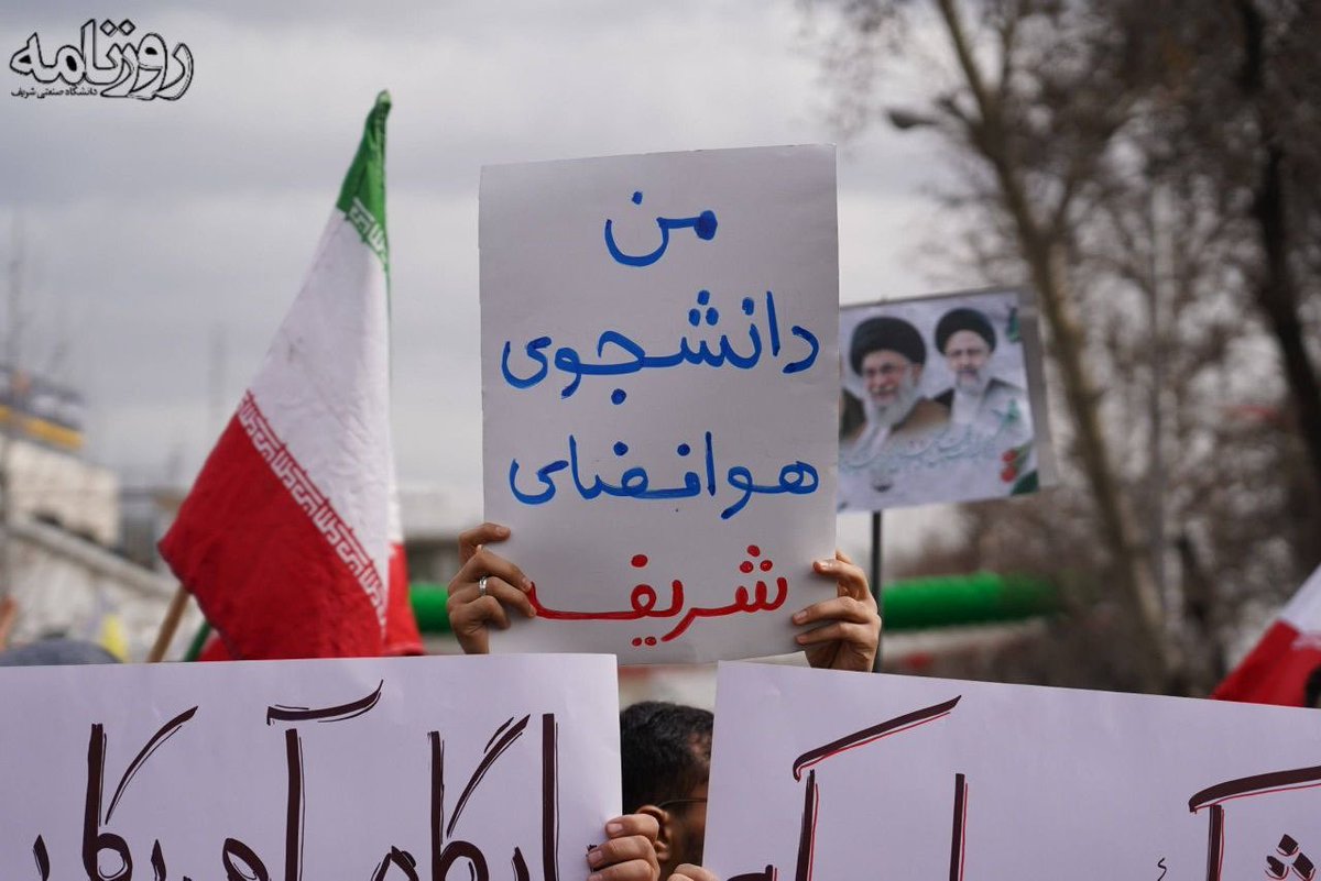 brian_grriffin's tweet photo. #رشتو ۱. عجیب نیست که روزنامه ی شریف(بخوانید یک بلندگوی دیگر جمهوری اسلامی در دانشگاه) به سیاق جلادان موردعلاقه اش ، هر صدایی را خفه کند و اقلیت پر سروصدای خود را نماینده همگان بنامد. 
چند روز پیش بود که جمعی از دانشجویان و فارغ التحصیلان رشته هوافضای دانشگاه صنعتی شریف… https://t.co/Rrhr8oIeqv