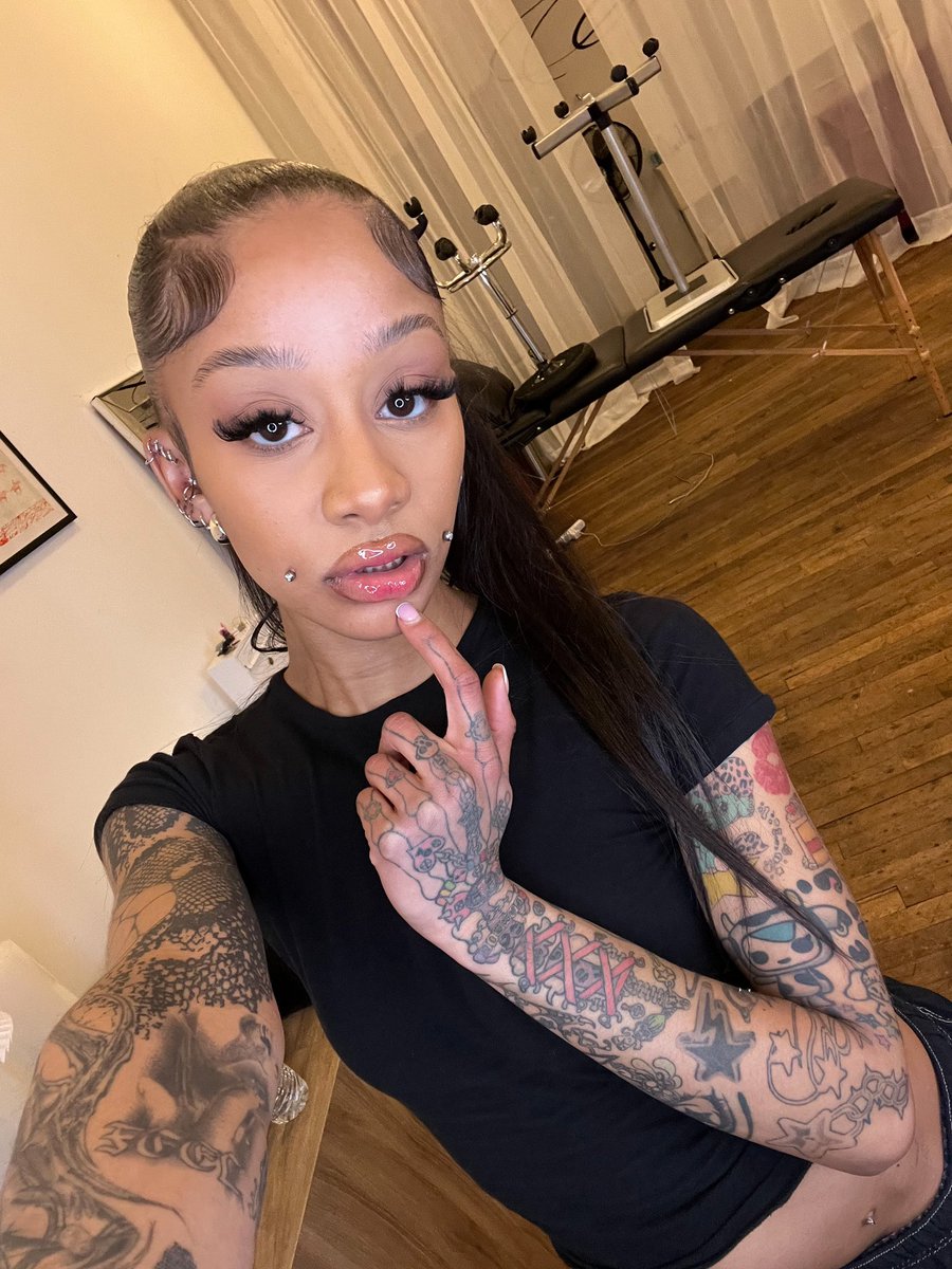 missfambie's tweet photo. ur piercer’s favorite piercer ^•^ https://t.co/072Mu29SBg