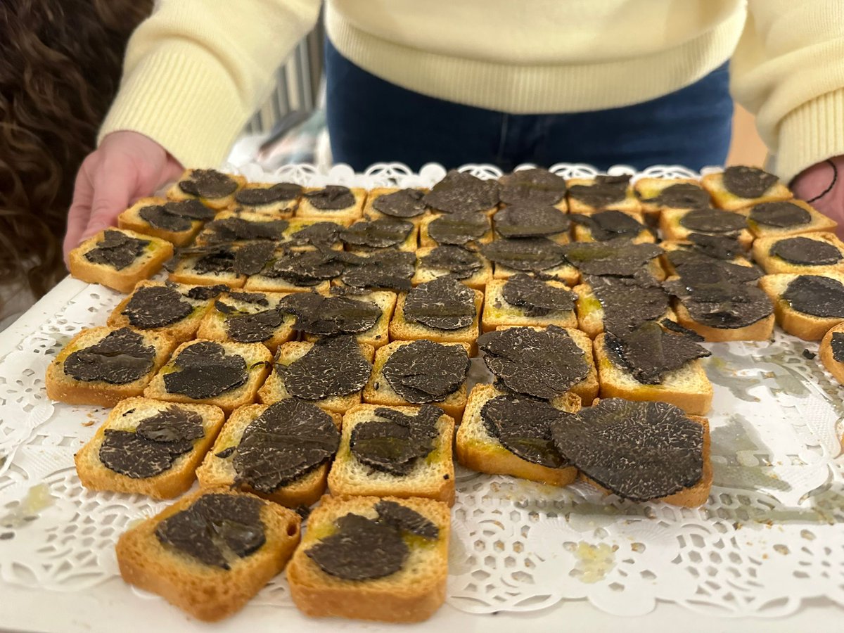 EncuentroTeruel's tweet photo. 🔙Los asistentes al #EncuentroTeruel conocieron el diamante negro de la gastronomía turolense 🔝🍽️
👤La actividad estuvo dirigida por @mcruzaguilar, redactora del @diariodeteruel y miembro del Panel de Cata de Trufa Negra (#Atruter)
👉https://t.co/nivaNpJBMT
#SienteTeruel https://t.co/5XV8TfNOSD