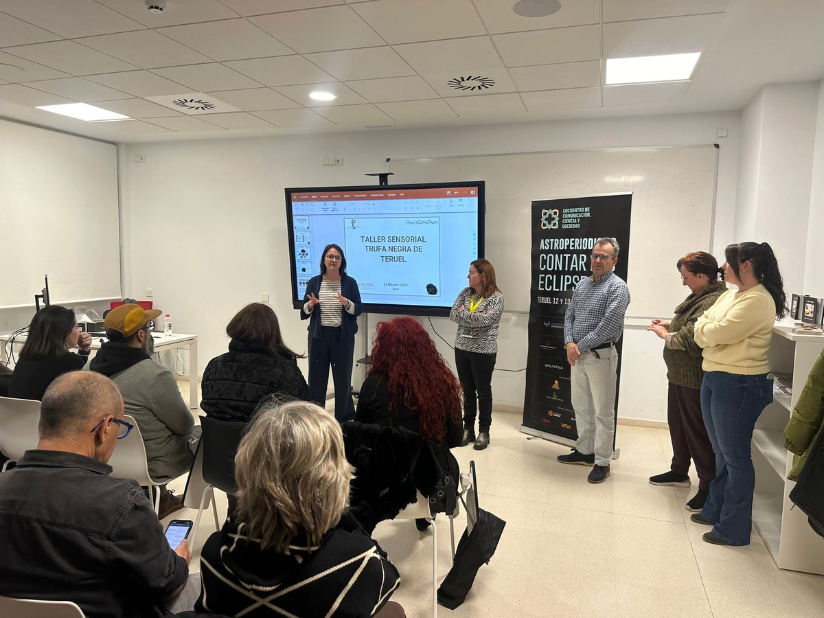 EncuentroTeruel's tweet photo. 🔙Los asistentes al #EncuentroTeruel conocieron el diamante negro de la gastronomía turolense 🔝🍽️
👤La actividad estuvo dirigida por @mcruzaguilar, redactora del @diariodeteruel y miembro del Panel de Cata de Trufa Negra (#Atruter)
👉https://t.co/nivaNpJBMT
#SienteTeruel https://t.co/5XV8TfNOSD
