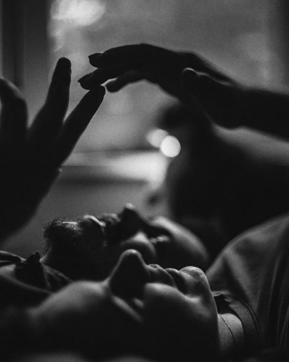 JordiAlterego's tweet image. Versos que enlazan
cómplices sonrisas,
versos que engarzan
piel y cálidas caricias,
versos que acompasan
cuerpos al suave tacto.

No importa si es sábado
o domingo, universos
de hechos, no palabras.