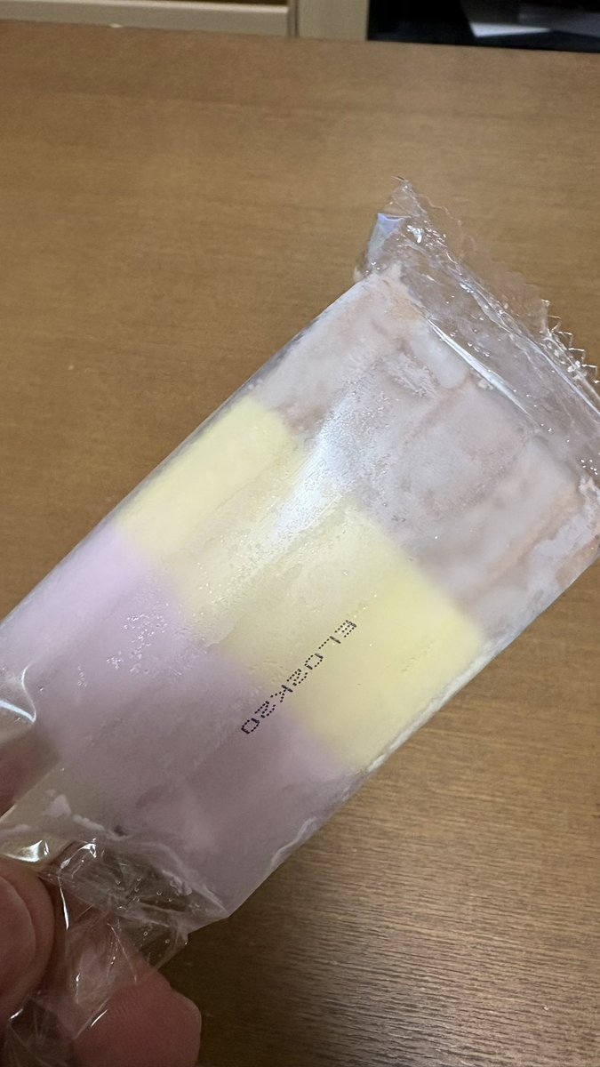 jine3333's tweet photo. スーパーで「王将」アイスを発見！思わず二度見して即買いしてしまった。
子供の頃、駄菓子屋で30円握りしめて買ってたなぁ…。
チョコ、バナナ、イチゴの3色。この欲張りな感じ、今見てもワクワクする！
#王将アイス #昭和レトロ #懐かしのアイス #駄菓子屋 https://t.co/cNtF6tqNYZ