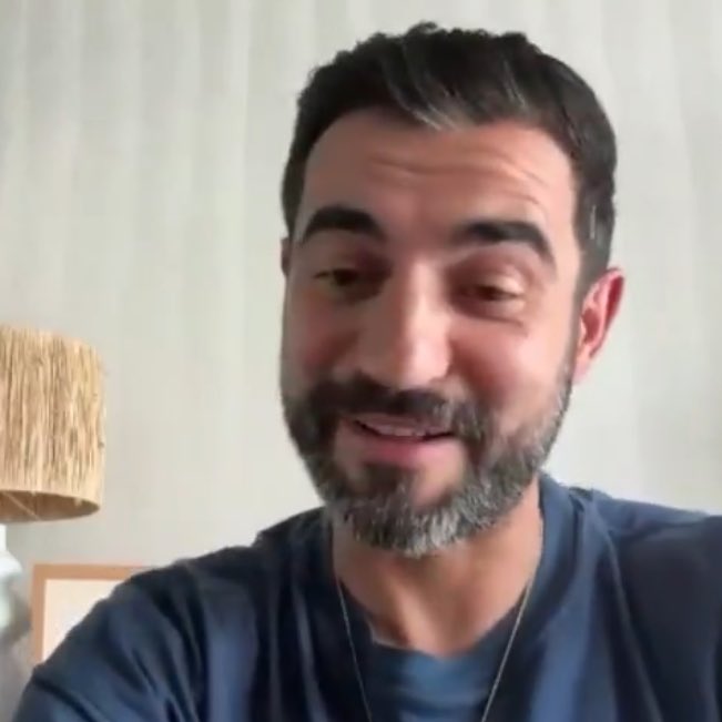RMadrid_actu's tweet photo. 🗣️ Raúl Albiol (ex-joueur du Real Madrid) :

"Ils disent que les arbitres AIDENT le Real Madrid ? C'est étrange, car c'est au Real Madrid que j'ai eu LE PLUS de Cartons Rouges." ✅🤔

⤵️ Analysons les stats (via @MadridSpot) :

- Raúl Albiol a joué 22 saisons au total en Liga & en Serie A. ✅
- AUCUN carton rouge reçu en 7 saisons en Serie A. ❌
- AUCUN carton rouge reçu dans les Compétitions de l'UEFA. ❌
- AUCUN carton rouge reçu avec l'Espagne. ❌
- UN SEUL carton rouge en 11 saisons de Liga avec Villarreal, Valence & Getafe. 📉
- Mais TROIS cartons rouges reçus en seulement 4 saisons lorsqu'il était au Real Madrid. 📈