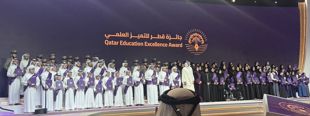 حضرت اليوم حفل #جائزة_قطر_للتميز_العلمي، هذا الحدث الوطني الذي يرعاه صاحب السمو الشيخ تميم بن حمد آل ثاني حفظه الله ورعاه، ليؤكد أن الاستثمار الحقيقي يبدأ بالإنسان. وعلى امتداد 19 دورة، رسّخت الجائزة مكانتها منصةً وطنية تحتفي بالعلم والتميّز، وتغرس في الأجيال ثقافة الاجتهاد