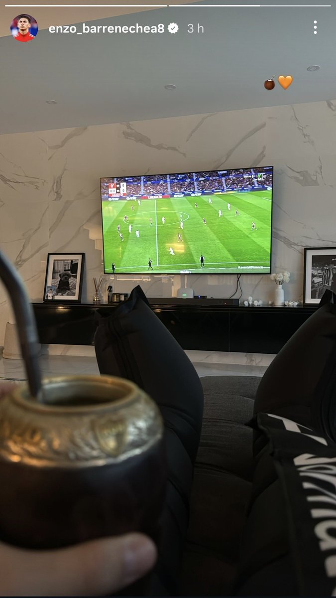 Y Enzo Barrenechea animando al Valencia hoy en Instagram... Que grande.