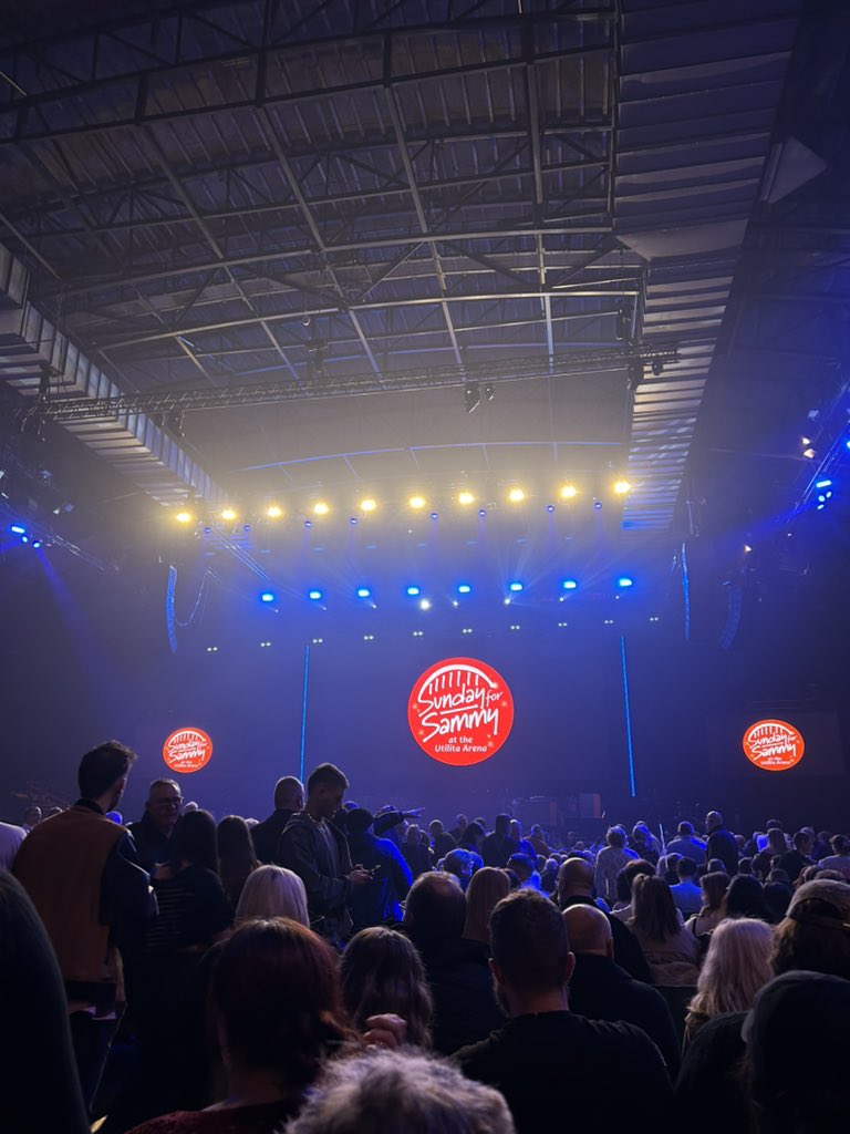 geordieluce's tweet photo. manifesting sam comes on stage #sundayforsammy https://t.co/WqECjrMqqL