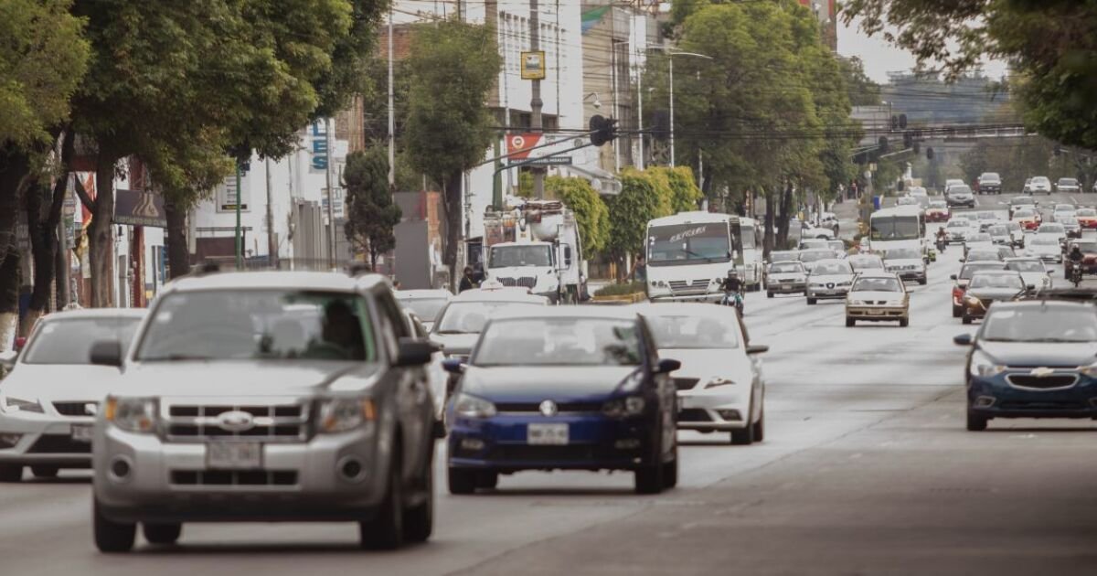BigBaldito's tweet photo. Av. Eugenia

La gran mayoría de los habitantes de la CDMX ubica el Eje 5 Sur, la Av. Eugenia y la estación de metro con ese nombre.   Pero ¿Quién fue Eugenia?  ¿de dónde salió ese nombre?

El Eje 5 Sur, conocido como Avenida Eugenia (o simplemente Eugenia), en la Ciudad de México debe su nombre a una propiedad histórica del sur de la ciudad a principios del siglo XX.  Desde el Eje Central, Lázaro Cárdenas, hasta Av. Insurgentes en sentido de oriente a poniente, cruzando la colonia Narvarte y Del Valle.

El origen está en la "Quinta Eugenia", una casa de campo o quinta (una especie de hacienda pequeña o finca de descanso rural) ubicada en lo que hoy es la zona del cruce entre Eje 5 Sur (Eugenia) y Eje 3 Poniente (Coyoacán), en colonias como Narvarte o Del Valle.

Esta quinta pertenecía a Eugenia Ojeda de Castelló (o Eugenia Ojeda), nacida en Cuba (hija de Isidoro Ojeda y Elena Cremadells), nacionalizada mexicana,  dedicada a labores filantrópicas y altruistas en beneficio de los vecinos de la zona.   Era la esposa de José Castelló (o José C. Castelló), un importante banquero que fue presidente del Banco de México o relacionado con instituciones financieras como “José C. Castelló e hijos”.

Entre 1920 y 1924, cuando se formalizó la nomenclatura de las calles en esa área rural que empezaba a urbanizarse, la avenida que pasaba frente a la quinta recibió el nombre de Eugenia en honor a ella. Algunas versiones destacan que fue por el amor que su esposo le profesaba, y él mismo solicitó o impulsó el nombre para la calle.

La quinta desapareció con el crecimiento urbano dando pie a un conjunto habitacional "Quinta Eugenia", pero el nombre de la calle se mantuvo. Más tarde, cuando se creó el sistema de Ejes Viales en los años 70, esa avenida se integró como Eje 5 Sur Eugenia, conservando su denominación histórica.

Por eso también la estación del Metro Eugenia (Línea 3) lleva ese nombre, y su ícono es una cigüeña, porque “Eugenia” significa “la bien nacida” (del griego eu = bien + genia = origen/nacimiento), y la cigüeña simboliza los nacimientos en la tradición popular. Además, es la única estación del Metro que honra el nombre de una mujer mexicana.

En resumen, no es por una figura famosa o histórica nacional como presidentas o heroínas, sino por una vecina local y su propiedad, lo que explica por qué se conserva el nombre hasta hoy en una de las vialidades más importantes del sur de la CDMX.

Desafortunadamente no hay una foto, o imagen pública disponible de Eugenia Ojeda para saber cómo era ella.

#CDMX #CallesDeMéxico @En_laDelValle