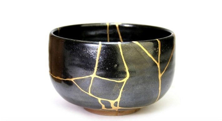 I giapponesi quando si rompe un vaso prezioso, incollano i pezzi con una lacca mista a polvere d’oro. Si chiama Kintsugi. Credono che le crepe non debbano essere nascoste, perché rendono l’oggetto più bello. Noi siamo così pieni di crepe e le riempiremo d’oro.»
#SanValentinoDay