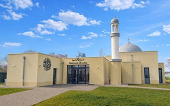New Ahmadiyya Mosque in Germany 🇩🇪

Inaugurated: February 14th

Ahmadi Muslims also celebrated Love yesterday, Love of Allah 💘