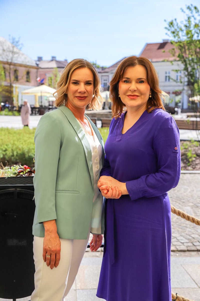 AnnaMKrupka's tweet photo. Nigdy nie będziesz szła sama - chyba że jestes żoną Prezydenta Polski. 

Reakcja tak zwanych środowisk feministycznych i lewicowych mówi sama za siebie.
Dla nich nie liczą się kobiety, tylko własne interesy polityczne. 
Zapadły się pod ziemię po ohydnym gwałcie na policjantce w Piasecznie. 
Milczą, gdy rząd Tuska planuje likwidację porodówek, a Polki zmuszane są do porodów na SOR-ach. 
Nie krzyczały „Ani jednej więcej”, gdy kolejne kobiety umierały w szpitalach po cesarskim cięciu, po porodzie czy w ciąży w wyniku błędu lekarskiego. 
Siedziały cicho, gdy w areszcie przez wiele miesięcy w nieludzkich warunkach z przyczyn politycznych przetrzymywane były Polki. To jest prawdziwe piekło kobiet, o którym krzyczały w kampanii wyborczej. 

Prawo i Sprawiedliwość wie, że liczą się czyny nie słowa, dlatego
- złożyliśmy projekt ustawy zaostrzający kary za przestępstwa na tle seksualnym
- protestujemy przeciwko zmuszaniu Polek do rodzenia na SOR-ach
- stoimy w obronie każdej kobiety, której bezpieczeństwo pod rządami koalicji 13 grudnia jest zagrożone
- stoimy na straży polskiej granicy ZERO TOLERANCJI dla migrantów łamiących polskie prawo 
- obniżyliśmy i na pewno nie będziemy podwyższać wieku emerytalnego dla kobiet.

Na zakończenie napiszę tylko tyle - jestem dumna z tego, że Pani Prezydentowa jest Pierwszą Damą WSZYSTKICH POLEK I POLAKÓW, a nie zakłamanych patoelit.