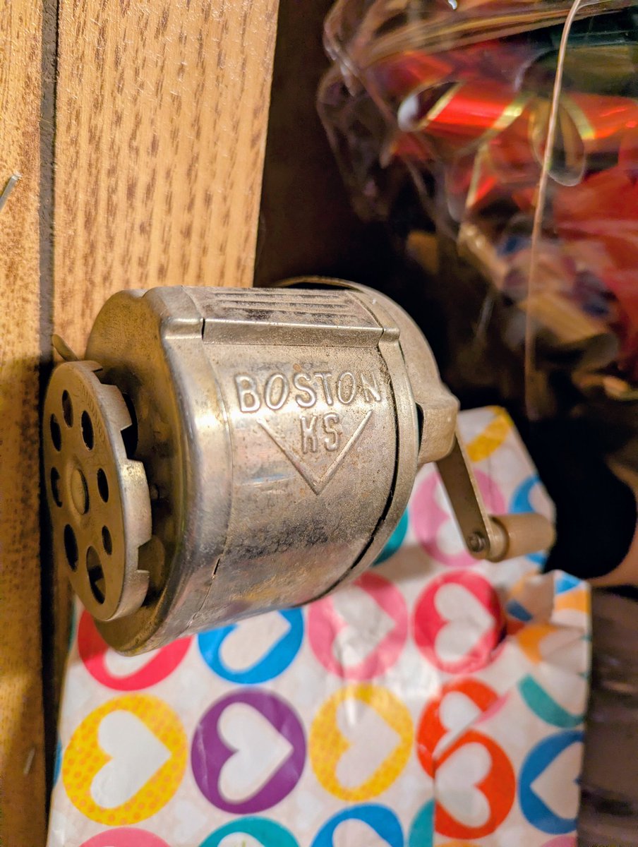 GitteTalk's tweet photo. For Sundays' #DailyPictureTheme, may I present .. our old, school 1950's-ish #PencilSharpener for todays' word of .. #EverydayObject. We sharpen our pencils with it daily -grinding fun / nice smell- hubby for crosswords & me for Sudoku!
@DailyPicTheme2 https://t.co/XC0Pkyahz9