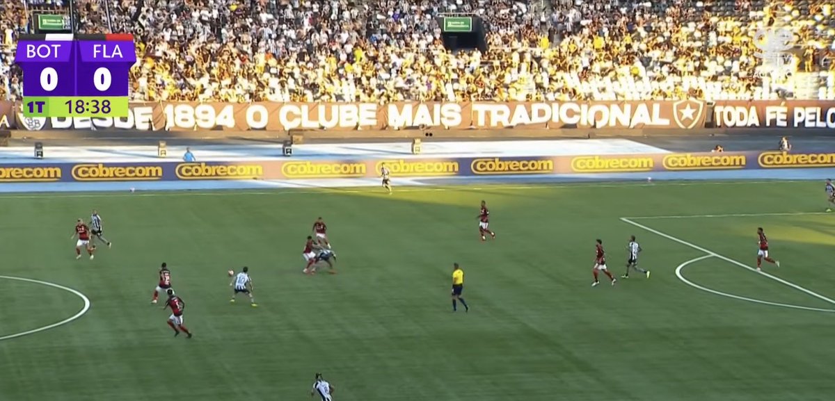 Empurrão com as duas mãos nas costas de Matheus Martins, árbitro não marca, sai o gol do Flamengo sobre o Botafogo. 

E a transmissão não tem mais ângulos para mostrar mesmo?!