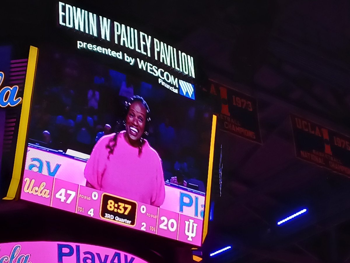 hoopism's tweet image. Jackie Joyner Kersee recognized at halftime #royalty