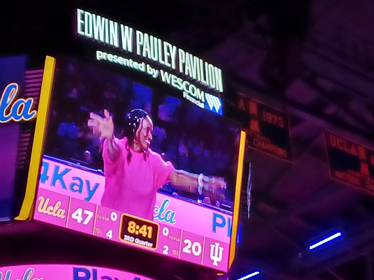 hoopism's tweet image. Jackie Joyner Kersee recognized at halftime #royalty
