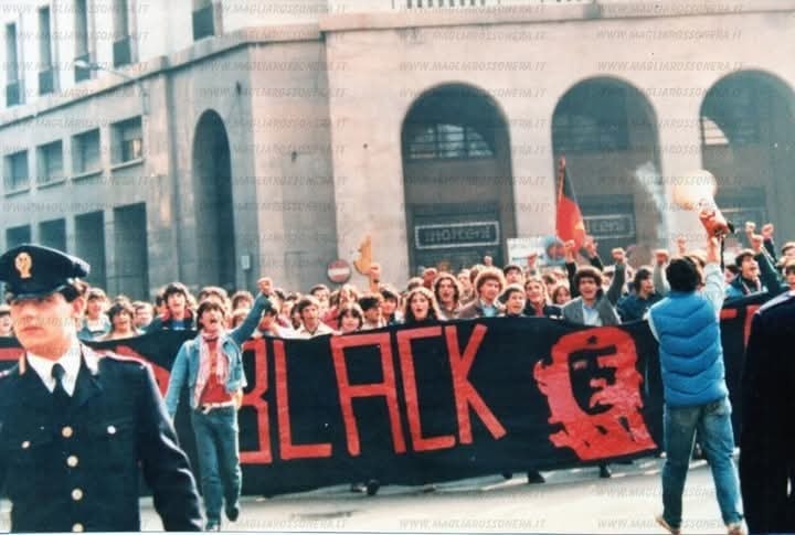 ultras_antifaa's tweet photo. #Italy - AC Milan supporters in the 1980s and 1990s. Back then, there were ultras groups in the stands that were largely anti-fascist. https://t.co/BpYf4DdQZV