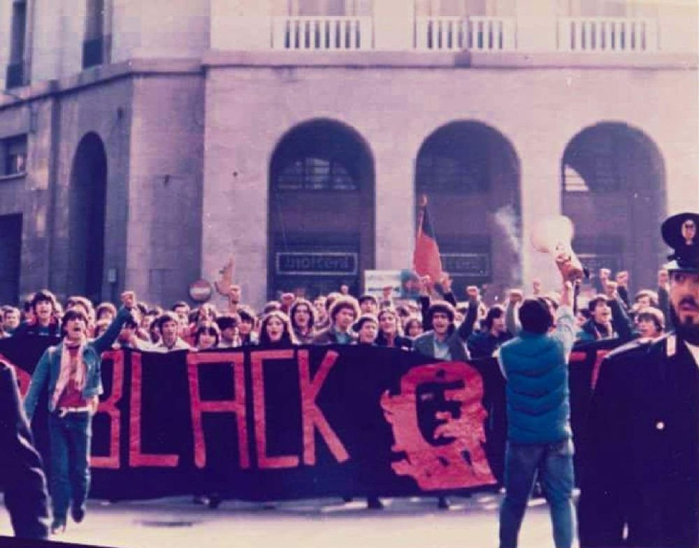 ultras_antifaa's tweet photo. #Italy - AC Milan supporters in the 1980s and 1990s. Back then, there were ultras groups in the stands that were largely anti-fascist. https://t.co/BpYf4DdQZV