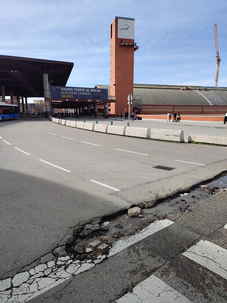 GuillermoRocaf1's tweet photo. Hola @oscar_puente_ estos socavones en los accesos a la Estación de ATOCHA con hierros oxidados al aire libre son responsabilidad tuya.

Están próximos a un paso de peatones donde pasan niños y ancianos 😱⚠️

Por ahí pasan los vehículos que dejan a los viajeros y cuyos neumáticos se pueden dañar y provocar accidentes 🧐

Bájate del árbol y haz algo, PEDAZO DE ANIMAL