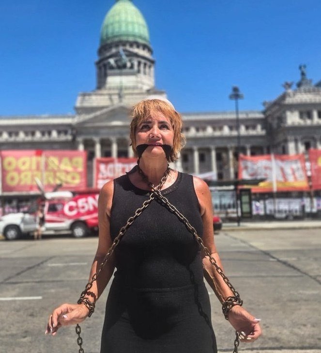 BalboaMilei's tweet photo. ‼️ Nancy Pazos hace unos días encadenada y llorando crisis, hoy de vacaciones en New York.

✅️ La Kuka menos hipócrita.