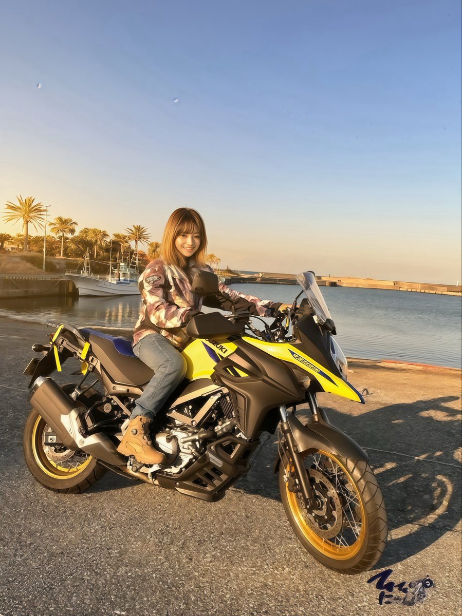 バイクツーリングでラーメン食べた後に 知らない漁港で自撮りしました