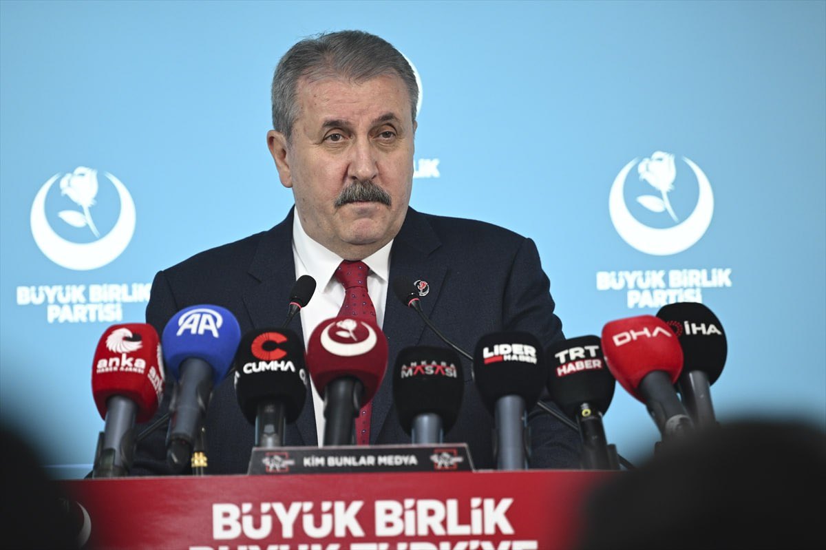Mustafa Destici: 

Adaletin tekrar sağlanması için en düşük emekli maaşının 40 bin TL olması gerekmektedir.