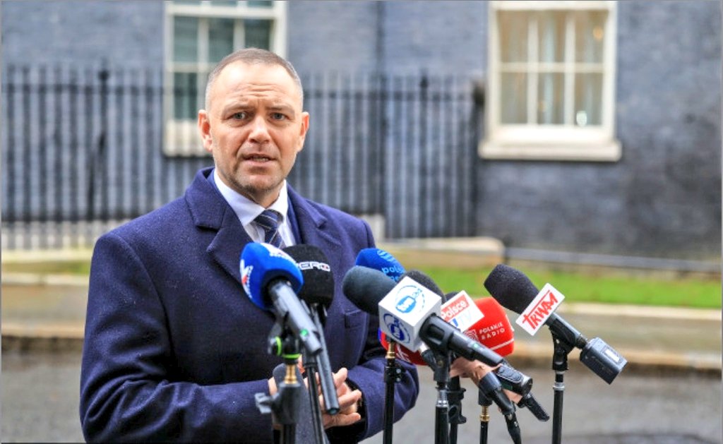 Fana43124688's tweet photo. Silesian MEP @LukaszKohut described 🇵🇱 Polish President @NawrockiKn with the Silesian word #ciul (dickhead),because of his veto of the bill on the recognition of the Silesian language and denying Silesians the right to minority status.
#Poland #Silesia
⬇️
https://t.co/LdWwc6Gvoy https://t.co/Y5spnMFwFR