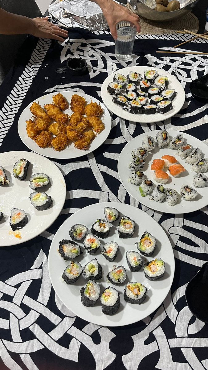 ñam ñam sushi caserooo omggg :3333