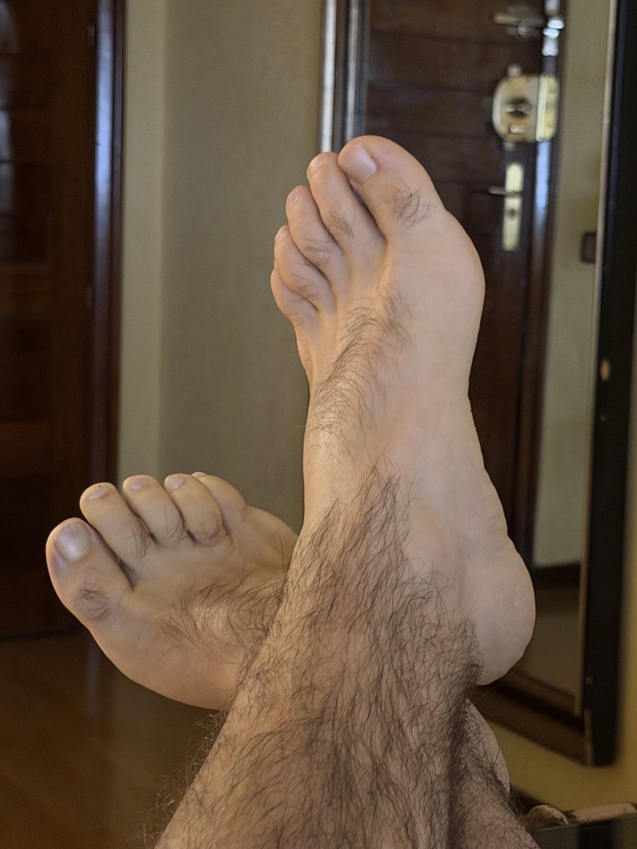 follaboy's tweet photo. #feet #feetworshi̇p #feetfetısh https://t.co/XEkai50Obo