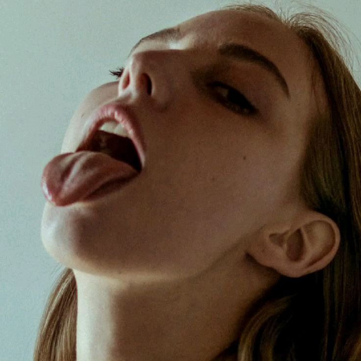 Si tomas un puñado de tierra, por muy interesantes que puedan ser sus partículas, consideradas de una en una, la relación que guardan entre sí parece ser, en general, de mera yuxtaposición. No todo va a ser empaquetamiento cúbico compacto o de estructura cristalina m3m...