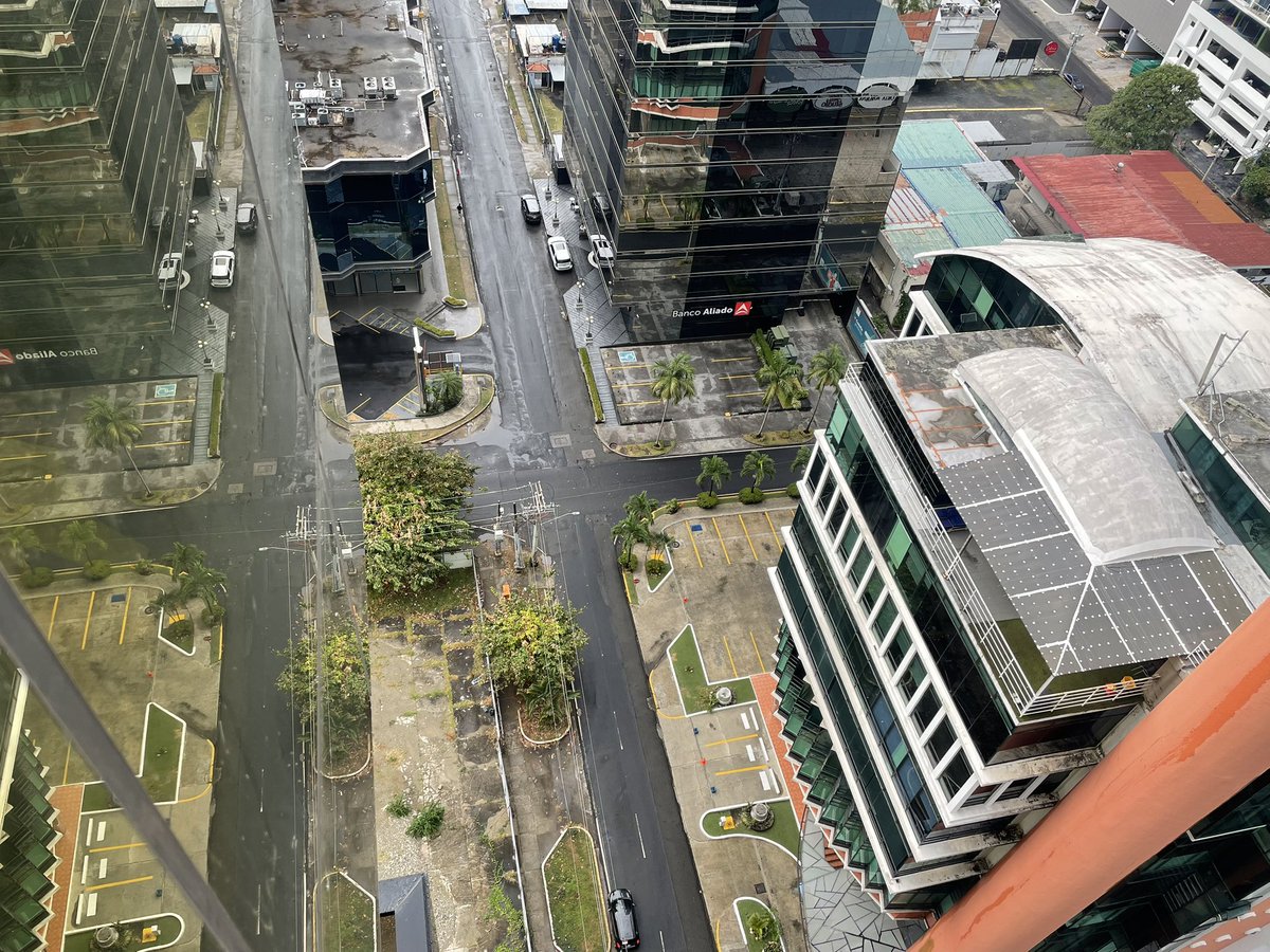 Obarrio no necesita una mano de pintura en las esquinas; lo que necesita es una reingeniería completa. Hablemos de soterramiento de cables, arborización real, aceras dignas con acceso universal. Menos cosmética y más planificación urbana de primer mundo. ¡Es posible! 🌳🚴‍♂️