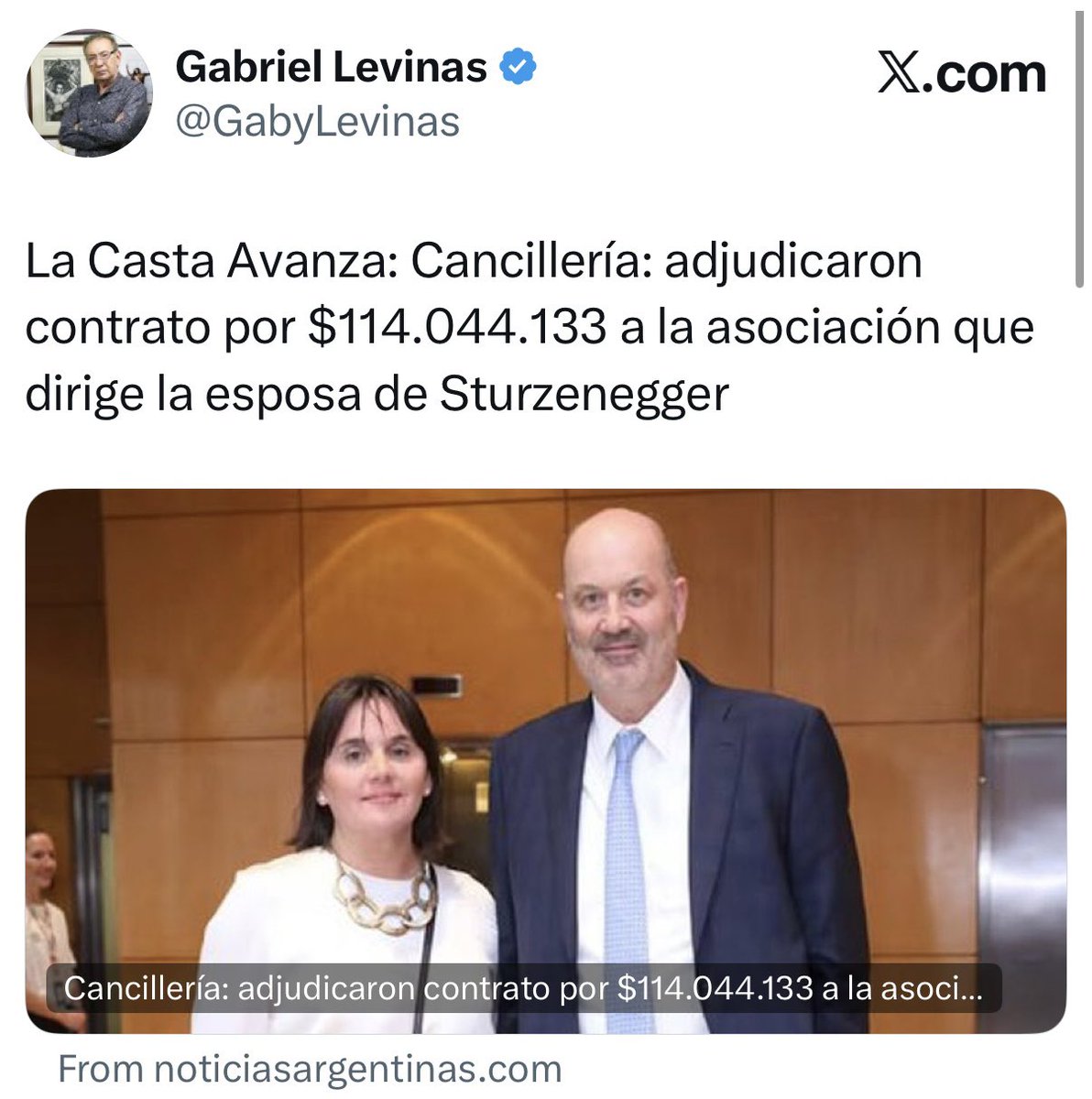 CarlosMaslaton's tweet image. No hay que enojarse por estas cosas, tienen sentido. Un funcionario de la talla de Sturzenegger, gran reformador del estado argentino, no puede trabajar por la miseria de la grilla de los sueldos oficiales. Algo tiene que llevarse en compensación por su entrega política. Qué se