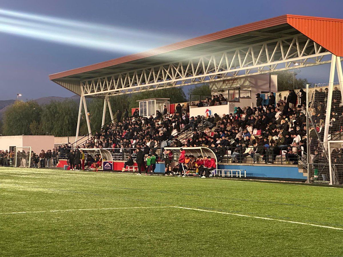 Ambientazo en el derbi metropolitano.
Separados por una calle Arenas de Armilla y Churriana CF han vivido un festín en la gradas.
Victoria de los de <a href="/9Jorgemolina/">Jorge Molina</a> que siguen en la lucha por los puestos de privilegio