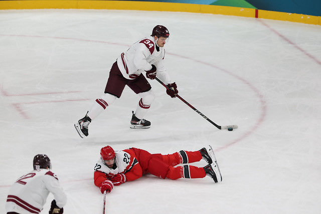Eduards Tralmaks: “Varbūt mums priekšā ir kas lielāks un šo vajadzēja zaudēt, bet galīgi nebija mana diena. Kaut ko iemetu, bet pierādījās, kur jāpieliek un kāpēc esmu vienu līgu zem NHL” <a href="/LRZinas/">Latvijas Radio Ziņas</a> 

Foto: Romāns Kokšarovs/LOK