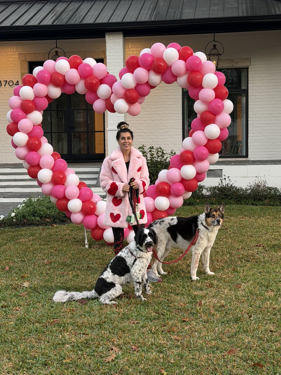 DrMarthaGulati's tweet image. Clearly Texas really does do everything bigger!

Glad to see my new neighbors taking #HeartMonth as seriously as me! My decor is modest in comparison!
#GoRedforWomen #29DaysofHeart #Houston