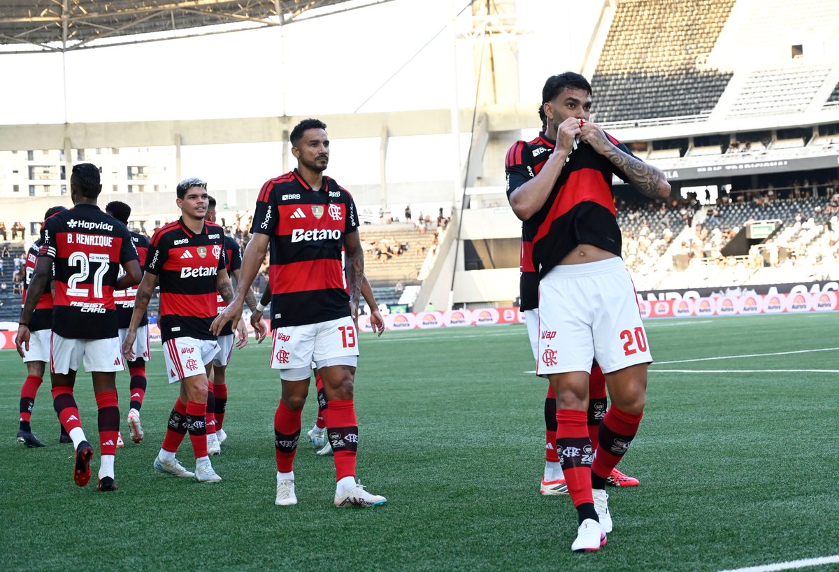 geglobo's tweet image. Os registros do fotógrafo André Durão no primeiro gol de Lucas Paquetá no retorno ao Flamengo.

#futebol #botafogo #flamengo #carioca #ge

📸 André Durão/ge