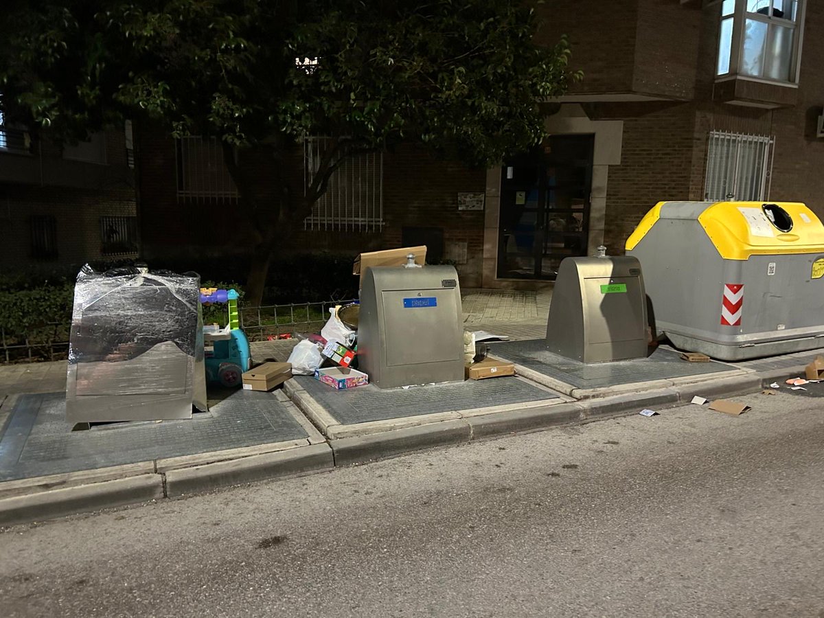 Carlos323656's tweet photo. Aqui tenéis, como dis SI día TAMBIEN  el “basurero “ en Avenida Pocito de las Nieves 11 en Las Rozas de Madrid. El Aguntamiento mas allá de regañar a los empleados de limpieza no
hace NADA 😡🤬🤬🤬🤬🤬 https://t.co/EJxX98KbtA