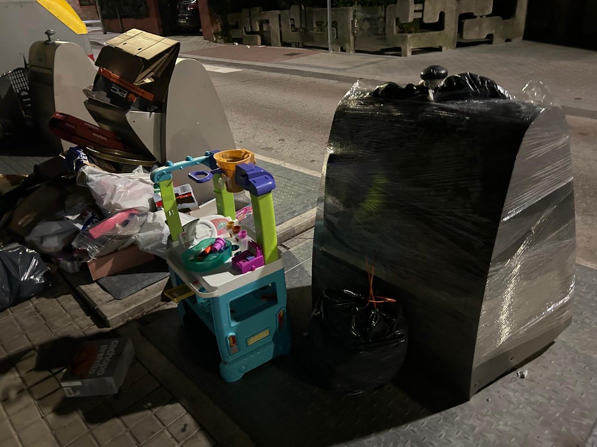 Carlos323656's tweet photo. Aqui tenéis, como dis SI día TAMBIEN  el “basurero “ en Avenida Pocito de las Nieves 11 en Las Rozas de Madrid. El Aguntamiento mas allá de regañar a los empleados de limpieza no
hace NADA 😡🤬🤬🤬🤬🤬 https://t.co/EJxX98KbtA