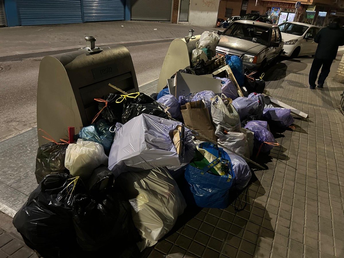 Carlos323656's tweet photo. Aqui tenéis, como dis SI día TAMBIEN  el “basurero “ en Avenida Pocito de las Nieves 11 en Las Rozas de Madrid. El Aguntamiento mas allá de regañar a los empleados de limpieza no
hace NADA 😡🤬🤬🤬🤬🤬 https://t.co/EJxX98KbtA