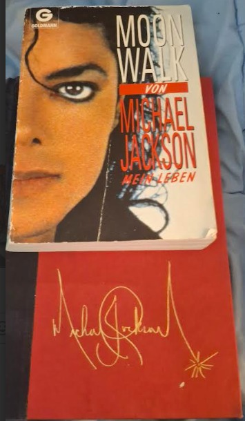 Superflysister2's tweet photo. And slowly slowly Hollywood starts taking a u-turn. Mentionning Michael Jackson in series avoiding low blows like in this new series about JFK jr. "Love story". A deliberate choice of a mention of his name.  MJs book Moonwalk contained a foreword by Jackie Kennedy Onassis https://t.co/V1ciY3dn0D