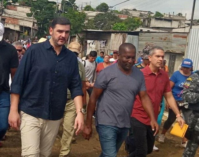 #Guayaquil 
Egis Caicedo hombre de confianza de Aquiles Álvarez y nexo directo con los GDO estaría detrás de los incendios ocurridos en Guayaquil que han dejado sin hogar a decenas de familias de la urbe.