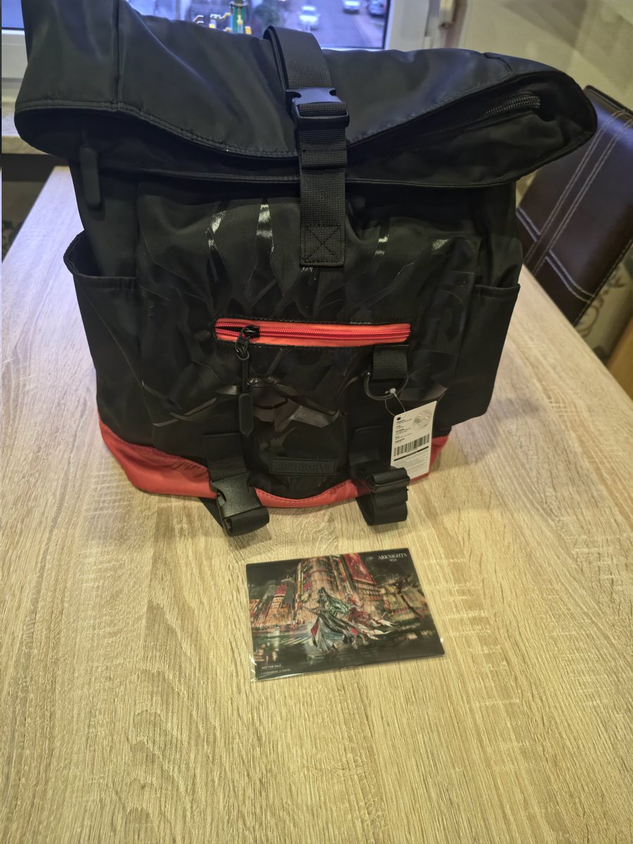 By the way, I forgot to post the picture of the 6th anniversary Arknights Bag